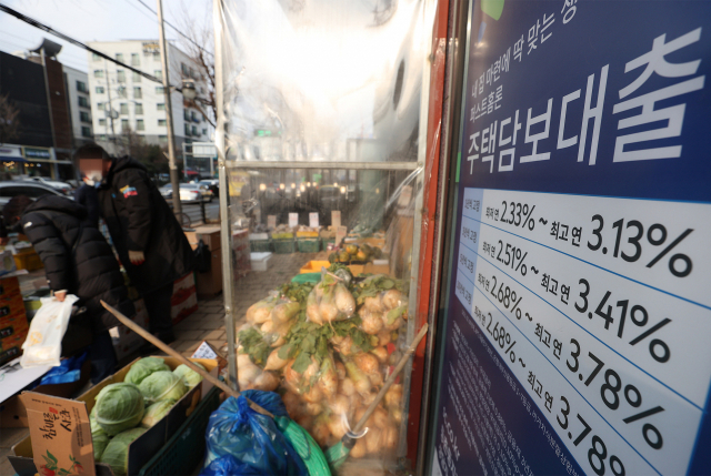 주택담보대출자의 약 75%가 따르는 변동금리가 불과 최근 20일새 0.3%포인트(p) 가까이 뛰었다. 금융시장의 예상대로 내년 1월이나 2월 한국은행 금융통화위원회가 기준금리를 0.25%포인트(p) 추가 인상하면 대출금리가 더 빠르게 올라 5%대 중반에 이를 것으로 보인다. 사진은 20일 오후 서울시내 한 은행. 사진 속 주택담보대출 안내 현수막은 이전에 설치된 것으로 현재 상황과는 다르다. 연합뉴스