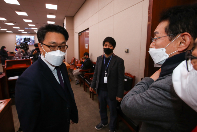 30일 오후 국회에서 열린 법제사법위원회 전체회의에서 국민의힘 김도읍 정책위의장(오른쪽)과 김진욱 공수처장(왼쪽)이 대화하고 있다. 연합뉴스