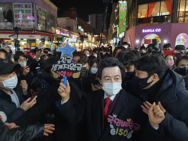 국가혁명당 허경영 대선후보가 지난 22일 밤 청년층 유동 인구가 많은 서울 홍대 거리를 찾아 지지를 호소하고 있다. 연합뉴스