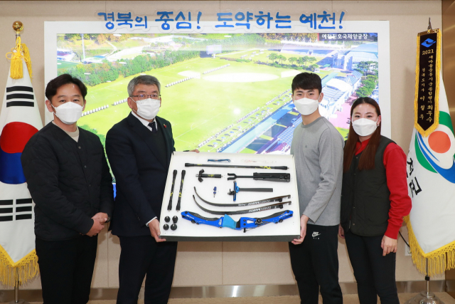 김제덕 선수가 도쿄올림픽 2관왕 당시 사용했던 활을 김학동 예천군수에게 전달하고 있다. 예천군 제공
