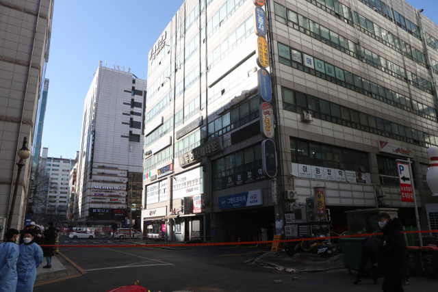 31일 경기도 고양시 마두동의 한 상가 건물에서 지하 기둥 일부가 파열되는 사고가 일어나 통제선이 설치되어 있다. 연합뉴스