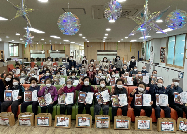 마야기억학교는 지난달 31일 2021년 한 해를 마무리하며 함께한 이용 어르신, 보호자에게 감사인사를 전달하는 송년행사 