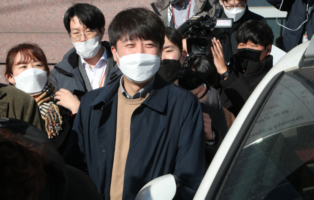 국민의힘 이준석 대표가 31일 서울 마포구의 한 음식점에서 김종인 총괄선대위원장과 오찬 회동을 마친 뒤 자리를 나서며 취재진의 질문에 답변하고 있다. 연합뉴스