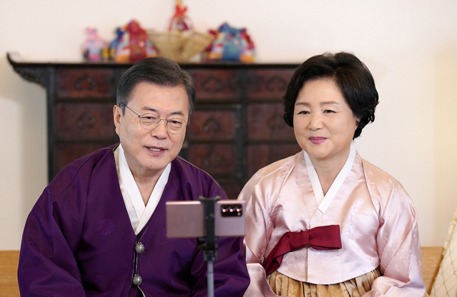 문재인 대통령과 김정숙 여사가 2021년 2월 12일 청와대 상춘재에서 설 명절을 맞아 영상을 통해 국민께 새해 인사를 전하고 있다. 청와대 제공