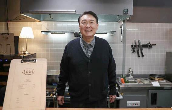셰프로 변신한 국민의힘 윤석열 대선 후보가 일반 시민들을 초대해 직접 요리한 음식들을 선보이며 대화를 나눈다. [국민의힘 제공. 재판매 및 DB 금지] 연합뉴스