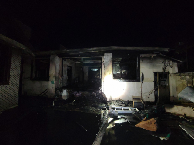 지난해 12월 31일 오후 포항시 남구 해도동 한 단독주택에서 발생한 화재를 소방대원들이 진압하고 있다. 포항남부소방서 제공.