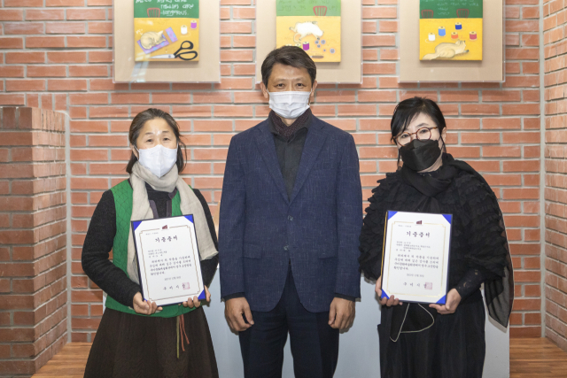 경북 구미지역에서 활동하는 이지순(사진 왼쪽)·오수인(사진 오른쪽) 작가가 작품을 구미문화예술회관에 기증했다. 구미문화예술회관 제공