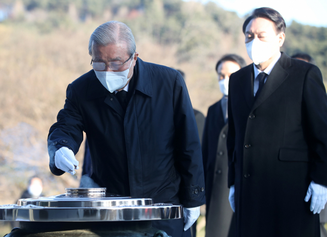 국민의힘 김종인 총괄선대위원장이 1일 오전 서울 동작구 국립서울현충원을 찾아 참배하고 있다. 연합뉴스