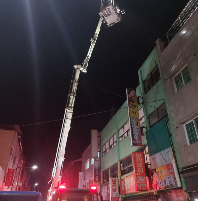 2일 오전 포항시 북구 죽도동 한 원룸에서 발생한 화재를 소방대원들이 진압하고 있다. 포항북부소방서 제공.