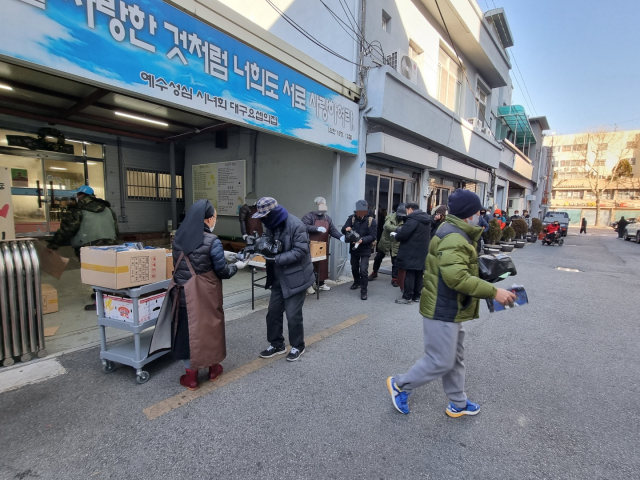 1일 오전 대구 중구 교동 요셉의집에서 노숙인들이 무료급식을 받고 있다. 이들은 시설 관계자들에게