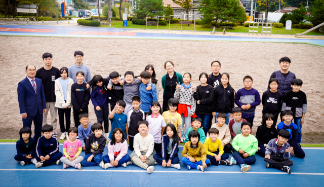 법전초등학교 학생과 교사가 단체 사진을 촬영 했다. 법전초등학교 제공