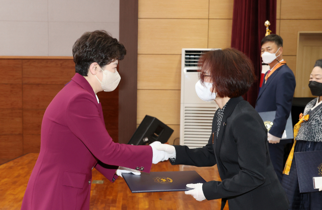 이해령 대구시립북부도서관장(오른 쪽)이 12월 31일, 강은희 대구시교육감으로부터 녹조근정훈장을 받고 있다.