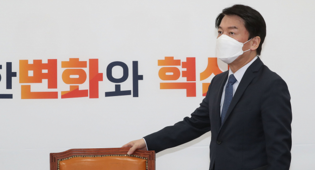 국민의당 안철수 대선 후보가 2일 서울 여의도 국회에서 복지정책을 발표하고 있다. 연합뉴스