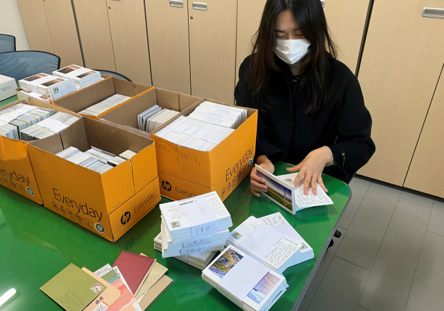 경북문화관광공사 한 직원이 지난해 하반기 6개월 동안 느린 우체통에 모인 엽서를 수거해 분류작업을 하고 있다. 경북문화관광공사 제공
