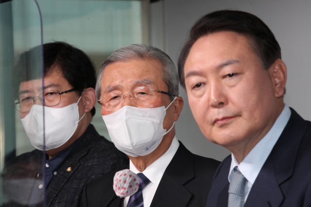 국민의힘 윤석열 대선 후보와 김종인 총괄선대위원장이 2일 오전 서울 영등포구 국민의힘 당사에서 