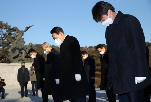 국민의힘 윤석열 대선 후보와 김종인 총괄선대위원장, 이준석 대표 등이 1일 오전 서울 동작구 국립서울현충원을 찾아 참배하고 있다. 연합뉴스