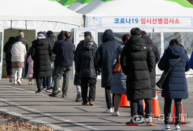2일 오전 대구 옛 두류정수장 부지에 마련된 코로나19 임시선별검사소에서 시민들이 진단검사 차례를 기다리고 있다. 대구시에 따르면 새해 첫날인 1일 대구스타디움과 국채보상운동기념공원 등 임시선별검사소 3곳에서 모두 3천278건의 검사가 진행됐다. 우태욱 기자 woo@imaeil.com