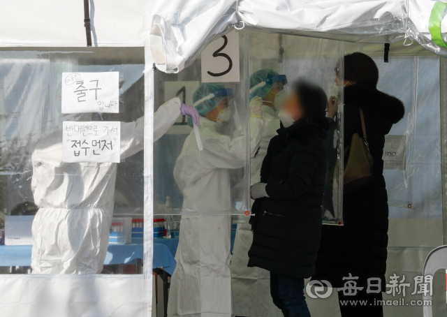 지난 2일 오전 대구 옛 두류정수장 부지에 마련된 코로나19 임시선별검사소에서 시민들이 진단검사를 받고 있다. 우태욱 기자 woo@imaeil.com