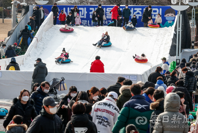 2일 새해를 맞아 대구 주요 관광지와 놀이공원 등에 나들이 인파가 몰려 코로나19 확산 우려 속에서도 차분하게 휴일을 즐겼다. 대구스타디움 서편 광장에 마련된 눈썰매장에서 어린이들이 즐거운 시간을 보내고 있다. 우태욱 기자 woo@imaeil.com