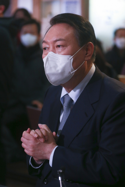 국민의힘 윤석열 대선 후보가 2일 오후 서울 종로구 한 음식점에서 열린 코로나19 자영업 피해 현장 간담회에서 발언하고 있다. 연합뉴스