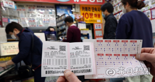 대구 한 복권방에서 고객이 로또 번호를 하나의 패턴으로 모두 고정해 10장을 같은 번호로 구입한 로또복권과 용지를 보여주고 있다. 매일신문DB