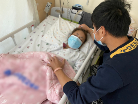 남편 칸텝(가명·35) 씨가 희귀질환에 걸린 아내 따완(가명·29) 씨를 돌보고 있다