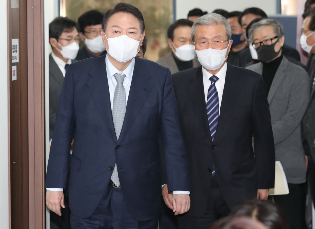 국민의힘 윤석열 대선 후보와 김종인 총괄선대위원장이 지난 1월 서울 영등포구 국민의힘 당사에서 