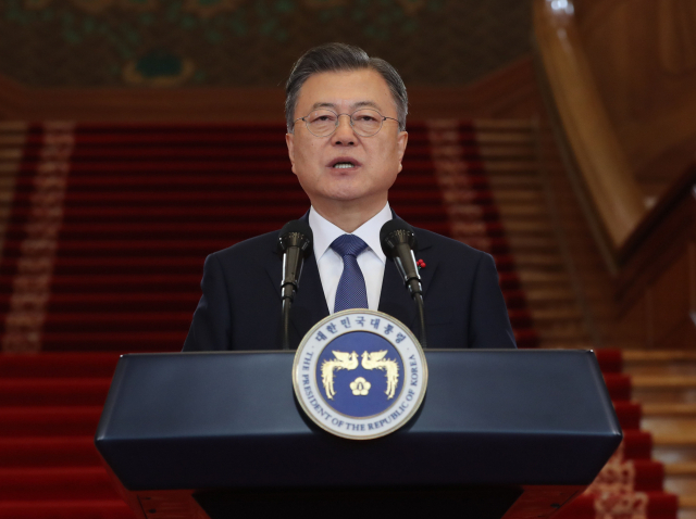 문재인 대통령이 3일 오전 청와대에서 2022년 임인년 신년사를 통해 방역진과 의료진에게 감사를 표하고 있다. 연합뉴스