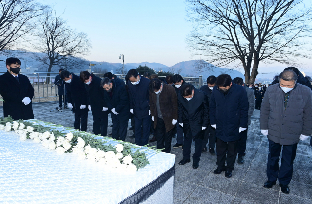 봉화지역 기관단체장들이 충혼탑에 참배하고 있다. 봉화군 제공