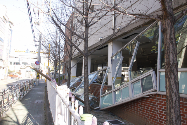 지난 3일 오전 가스 폭발 충격으로 인도 쪽으로 쏟아져 나온 포항 연일초교 급식소 창문과 창틀. 배형욱 기자