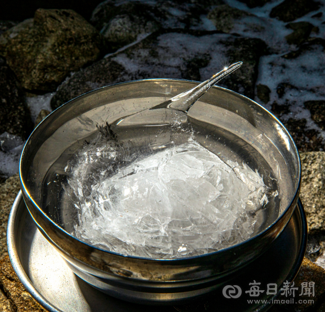 지난 1일 마이산 탑사 돌탑 앞 정화수가 밤새 얼며 솟아오른 역고드름. 김태형 선임기자 thk@imaeil.com