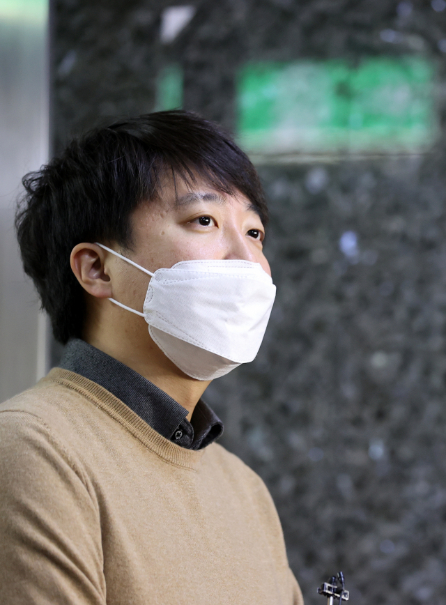 국민의힘 이준석 대표가 3일 오전 서울 여의도 국회 당대표실 앞에서 취재진의 질문에 답하고 있다. 연합뉴스