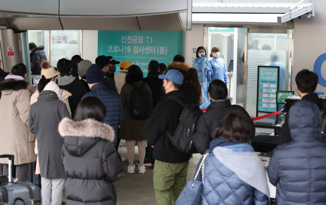국내에 코로나19 새 변이 바이러스인 오미크론이 유입된 지 한 달 만에 누적 감염자가 1천명을 넘어섰다. 중앙방역대책본부(방대본)는 지난 1일 0시 기준으로 오미크론 변이 감염자 220명이 추가로 확인돼 누적 감염자 수가 1천114명이 됐다고 밝혔다. 2일 인천국제공항 제1여객터미널 코로나19 검사센터에서 입국자들이 검사를 받기 위해 대기해 있다. 연합뉴스