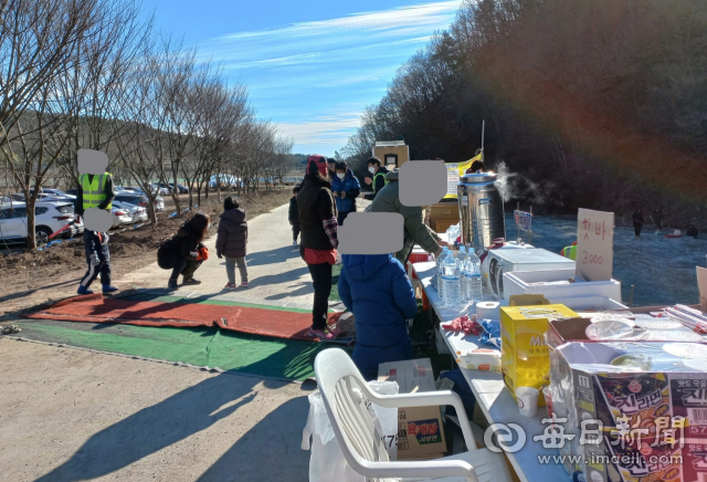 영천시 화남면 A마을 소하천에 불법 조성된 얼음썰매장 진입로에 음식판매대와 주차장 등이 무단 설치돼 있다. 독자 제공