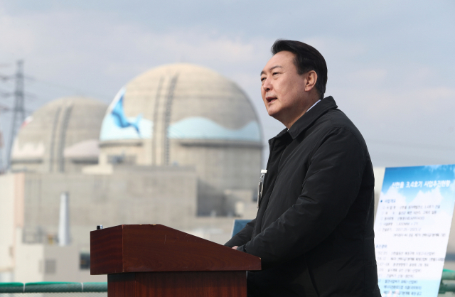 국민의힘 윤석열 대선 후보가 지난달 29일 오후 경북 울진군 신한울 3·4호기 건설중단 현장을 방문, 탈원전 정책 전면 재검토와 신한울 3·4호기 건설 즉각 재개 등 원자력 공약을 발표하고 있다. 연합뉴스