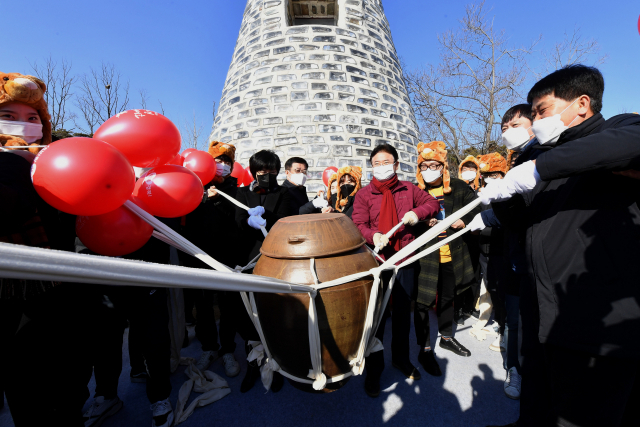 3일 오전 경북도청 원당지 첨성대 주변에서 새희망대회가 열린 가운데, 이철우 도지사와 직원들이 화합을 기리는 