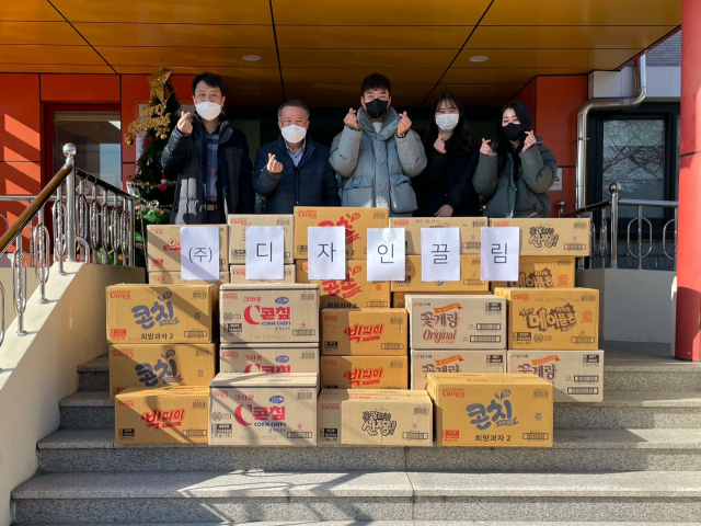 ㈜디자인끌림 종합건설이 3일 포항 선린애육원에서 과자 40상자를 전달하고 있다. 독자 제공.