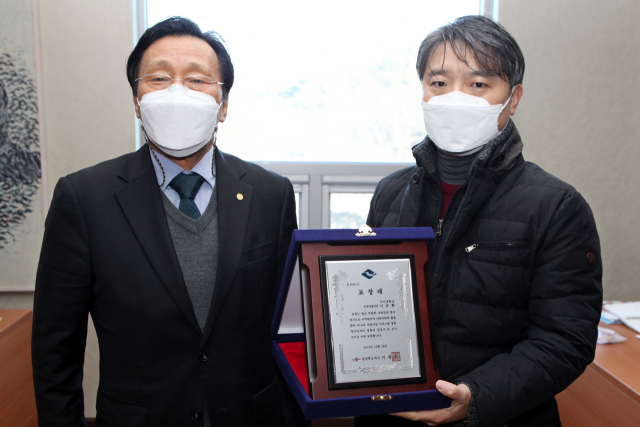 정창주(왼쪽) 구미대 총장이 이승환 인재개발처장에게 경북도지사 표창패를 전달하고 있다. 구미대 제공