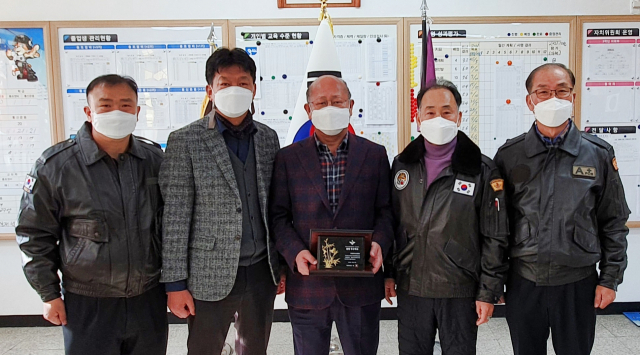 대구일마이스터고 관계자들이 최근 군 특성화고 교육 평가에서 종합 우수학교로 선정된 뒤 상패를 들고 기념촬영을 하고 있다. 대구일마이스터고 제공
