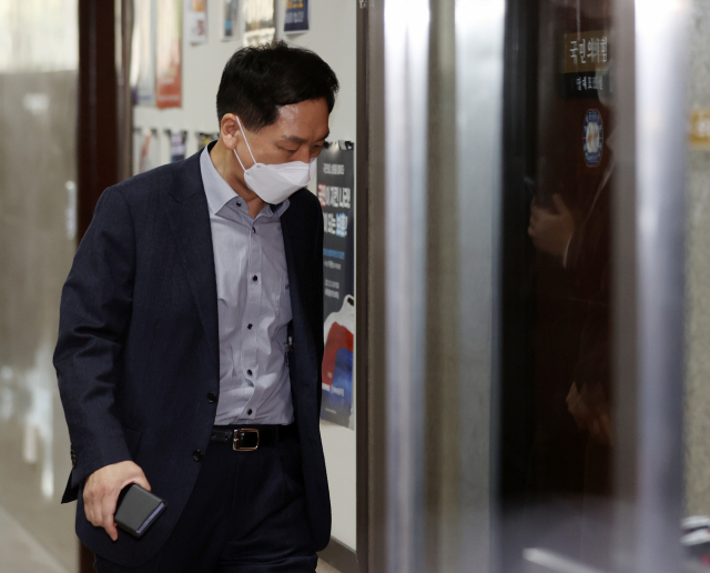 국민의힘 김기현 원내대표가 3일 오전 서울 여의도 국회에서 이준석 대표와 긴급 면담을 위해 당대표실로 향하고 있다. 연합뉴스