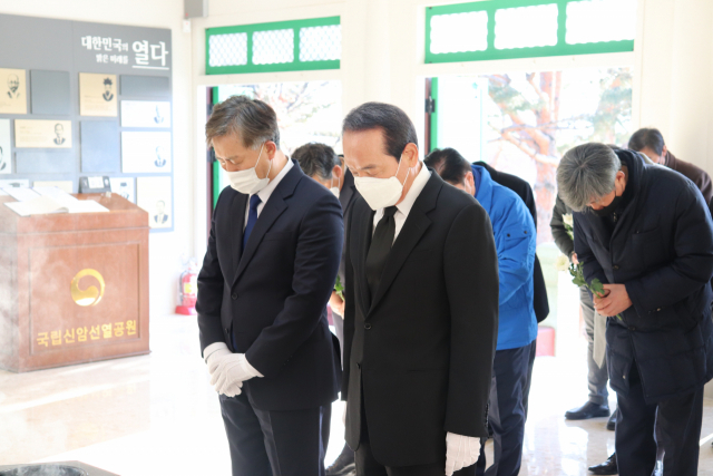 더불어민주당 대구시당이 3일 신년 하례회를 열고 국립 신암선열공원을 찾아 참배했다. 민주당 제공