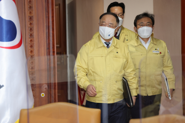 홍남기 경제부총리 겸 기재부 장관(왼쪽)과 권덕철 보건복지부 장관이 31일 정부서울청사에서 열린 코로나19 대응 중앙재난안전대책본부 회의에 참석하고 있다. 연합뉴스