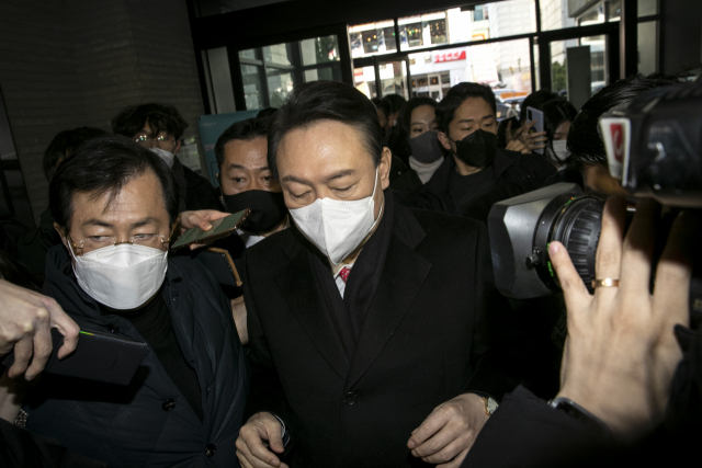국민의힘 윤석열 대선 후보가 3일 오전 한국거래소 개장식 참석을 끝으로 공개 일정을 전면 취소하고 서울 여의도 국민의힘 당사로 들어오고 있다. 연합뉴스