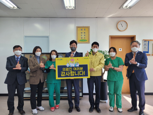 금동명(가운데) 신임 경북농협 본부장이 농협구미교육원을 찾아 의료진을 격려했다. 경북농협 제공