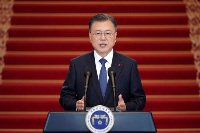 문재인 대통령이 3일 오전 청와대에서 2022년 신년사를 하고 있다. 연합뉴스