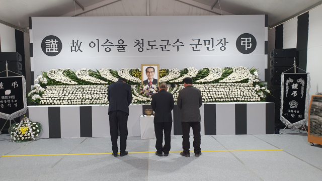 3일 청도군청 마당에 마련된 고 이승율 군수 분향소에 지역 주민들이 묵례를 하고 있다. 노진규 기자