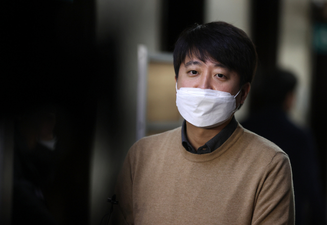 국민의힘 이준석 대표가 3일 오전 서울 여의도 국회 당대표실 앞에서 취재진의 질문에 답하고 있다. 연합뉴스