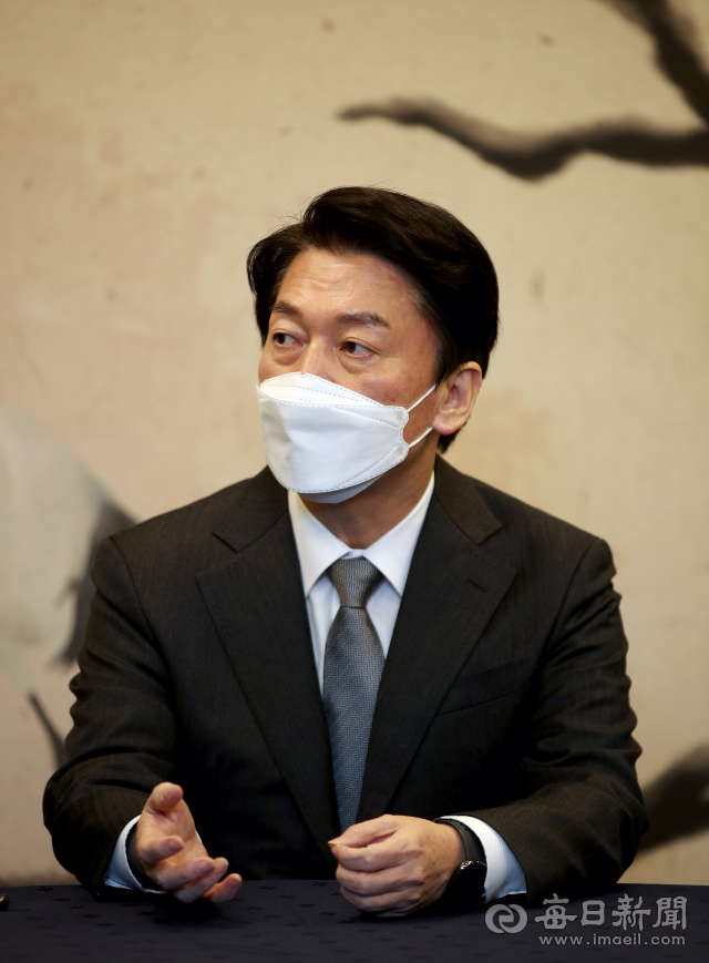 안철수 국민의당 대선 후보가 3일 매일신문 신년교례회에 참석해 인터뷰를 하고 있다. 김영진 기자 kyjmaeil@imaeil.com