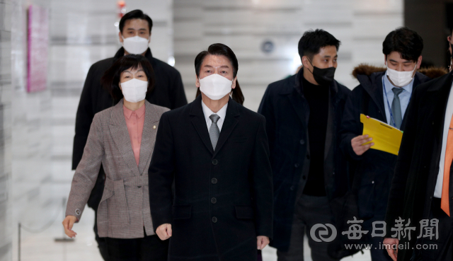 안철수 국민의당 대선 후보가 3일 매일신문 신년교례회에 참석해 인터뷰를 하고 있다. 김영진 기자 kyjmaeil@imaeil.com