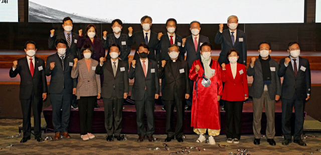 권영진 대구시장과 이철우 경상북도지사, 이상택 매일신문 사장, 안철수 국민의당 대선후보 등 지역 국회의원 및 정당 관계자들이 기념사진을 촬영하고 있다. 김영진 기자 kyjmaeil@imaeil.com